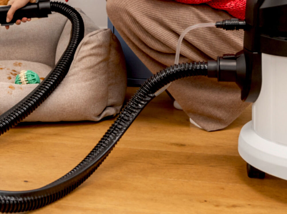 Odkurzacz piorący KARCHER SE 4 N1 1.081-155.0 Elastyczny wąż 2 w 1 Ultraelastyczny wąż spryskiwający i ssący Uchwyt z blokadą natrysku 