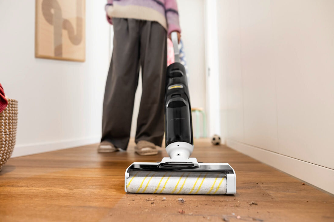 Mop elektryczny KARCHER FCV 4 EU 1.056-131.0 Czyszczenie w 3 krokach jednocześnie odkurza, mopuje i suszy usuwa kurz, płyny, sierść i plamy z różnych powierzchni