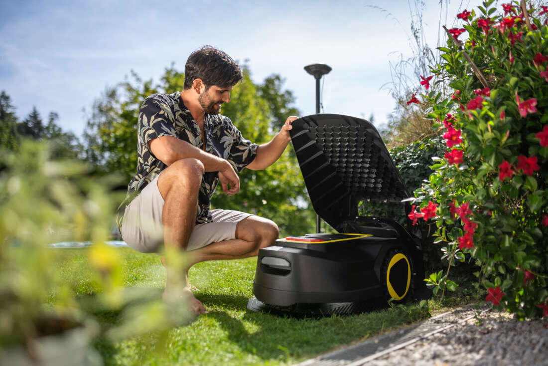 Garaż dla robota koszącego KARCHER RCX 2.269-703.0 zdjęcie lifestyle Ochrona robota przed pogodą