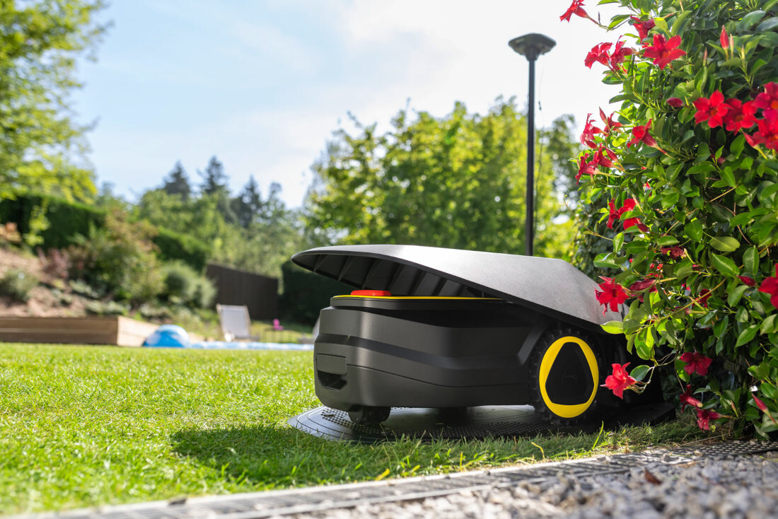 Garaż dla robota koszącego KARCHER RCX 2.269-703.0 zdjęcie lifestyle Ochrona przed deszczem z tworzywa sztucznego