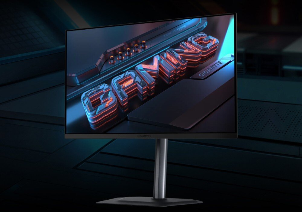 Monitor GIGABYTE MO27Q2 Monitor ustawiony na ciemnym tle z wyświetlonym napisem 'GAMING' w niebiesko-czerwonych barwach, przeznaczenie, cechy, zalety