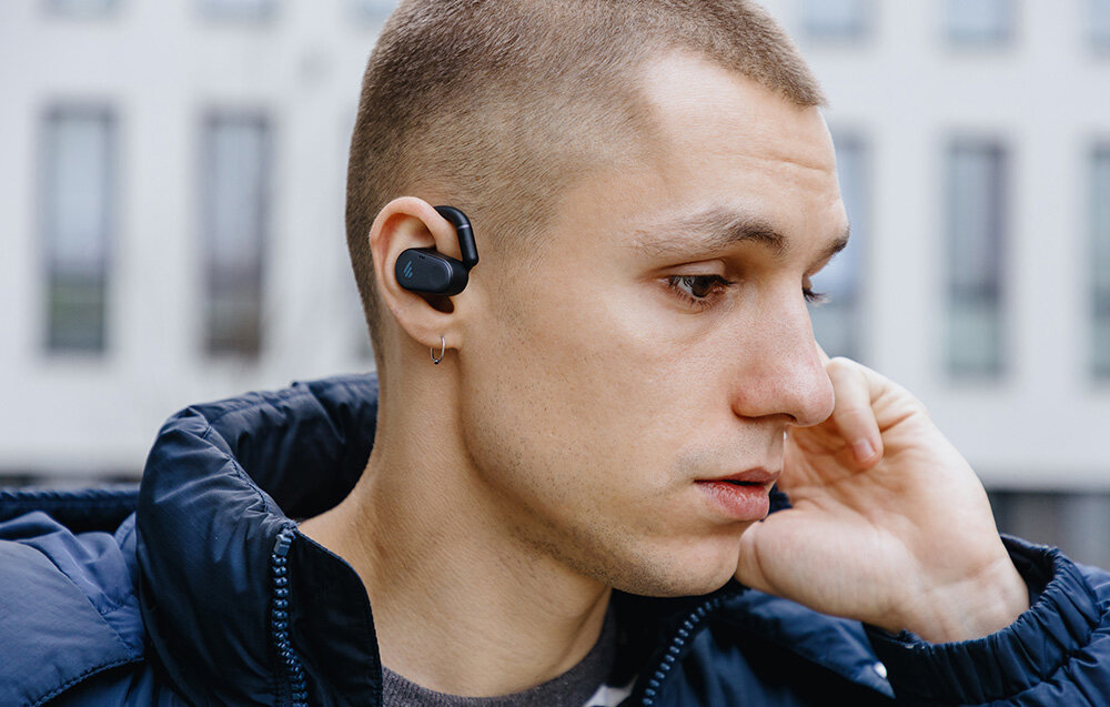 Słuchawki EDIFIER Comfo Flex mikrofony redukcja szumów rozmowy, osoba z założonymi słuchawkami w mieście