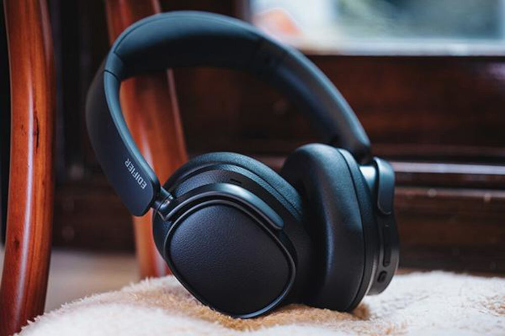 EDIFIER ES850NB ANC słuchawki bezprzewodowe czas pracy 92 godziny szybkie ładowanie 11,5h po 15 minutach, słuchawki nauszne oparte o oparcie krzesła