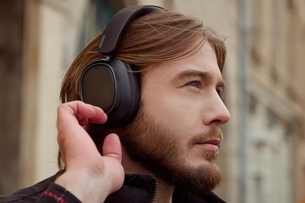 EDIFIER ES850NB ANC słuchawki składane czarne stalowy pałąk miękkie nauszniki pokrowiec ochronny, osoba z założonymi słuchawkami nausznymi 