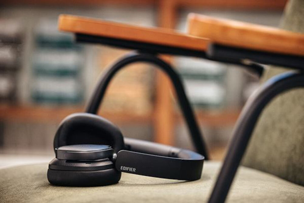 Słuchawki EDIFIER ES850NB ANC aplikacja ConneX tryby Spatial Sound Music Gaming Mode personalizacja dźwięku, słuchawki nauszne położone na krzesle
