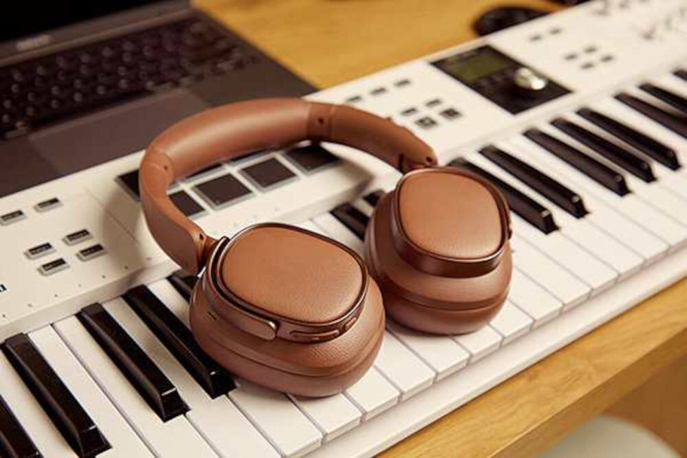 Słuchawki bezprzewodowe EDIFIER ES850NB ANC czarne Hi-Res Audio 40 mm przetworniki, słuchawki nauszne leżące na keyboardzie