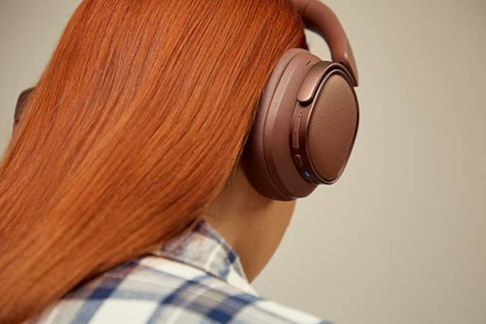 EDIFIER ES850NB ANC słuchawki bezprzewodowe hybrydowa redukcja hałasu Ambient Sound tryby ANC, osoba z założonymi słuchawkami nausznymi wsłuchana w muzykę