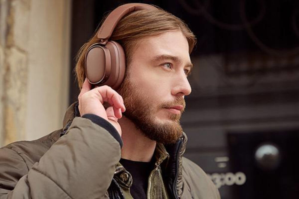 EDIFIER ES850NB ANC słuchawki składane czarne stalowy pałąk miękkie nauszniki pokrowiec ochronny, osoba z założonymi słuchawkami nausznymi