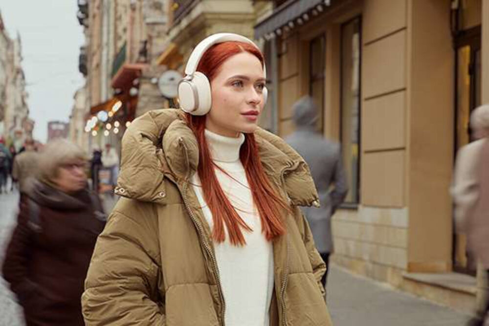 EDIFIER ES850NB ANC słuchawki bezprzewodowe hybrydowa redukcja hałasu Ambient Sound tryby ANC, osoba z założonymi słuchawkami nausznymi