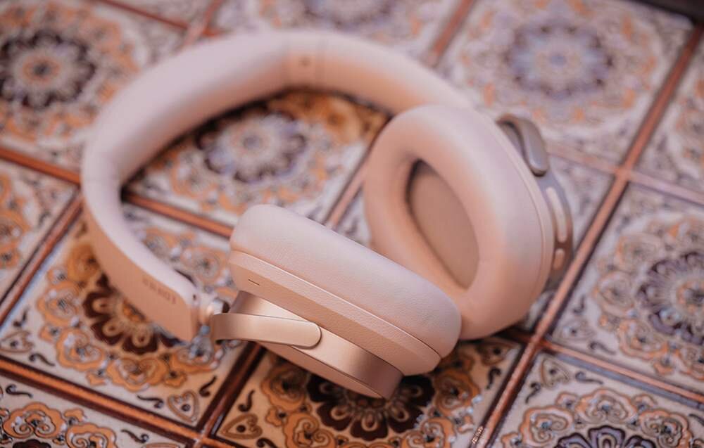 Słuchawki bezprzewodowe EDIFIER ES850NB ANC czarne Hi-Res Audio 40 mm przetworniki, słuchawki nauszne położone na blacie