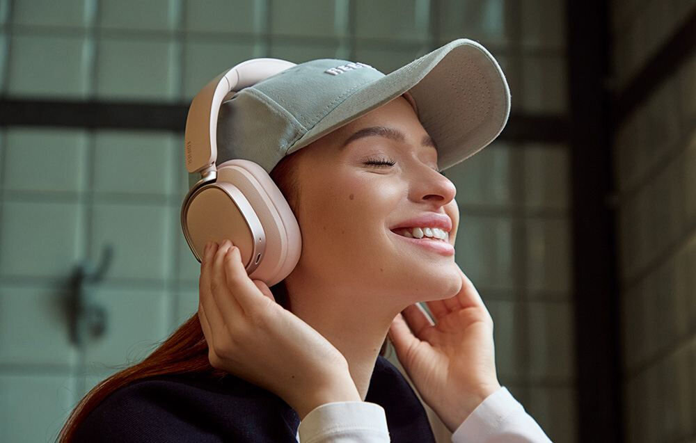 EDIFIER ES850NB ANC słuchawki bezprzewodowe hybrydowa redukcja hałasu Ambient Sound tryby ANC, osoba z założonymi słuchawkami nausznymi