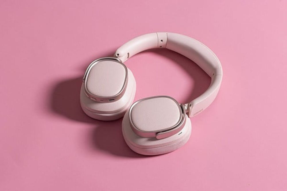 EDIFIER ES850NB ANC słuchawki bezprzewodowe czas pracy 92 godziny szybkie ładowanie 11,5h po 15 minutach, słuchawki nauszne leżące na różowym blacie