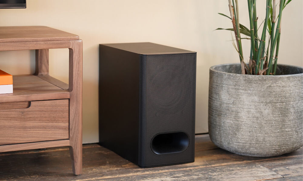 Soundbar SONY HT-BD60 Czarny subwoofer stojący na podłodze obok szafki multimedialnej kabel hdmi bezprzewodowe połączenie aplikacja sony bravia center