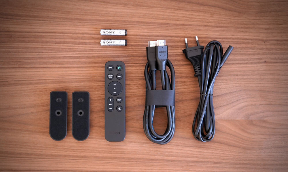 Soundbar SONY HT-BD60 Czarny elementy zestawu podstawki do soundbara pilot 2 baterie kabel hdmi kabel zasilający