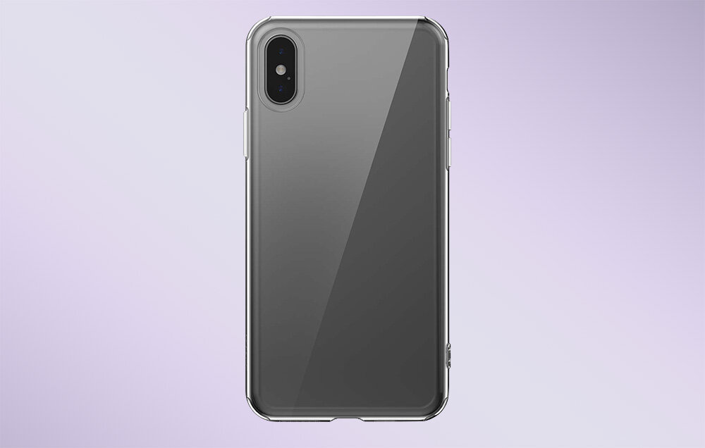 Przeźroczyste etui na telefon z widocznym miejscem na aparat fotograficzny, umieszczone na jasnofioletowym tle.
