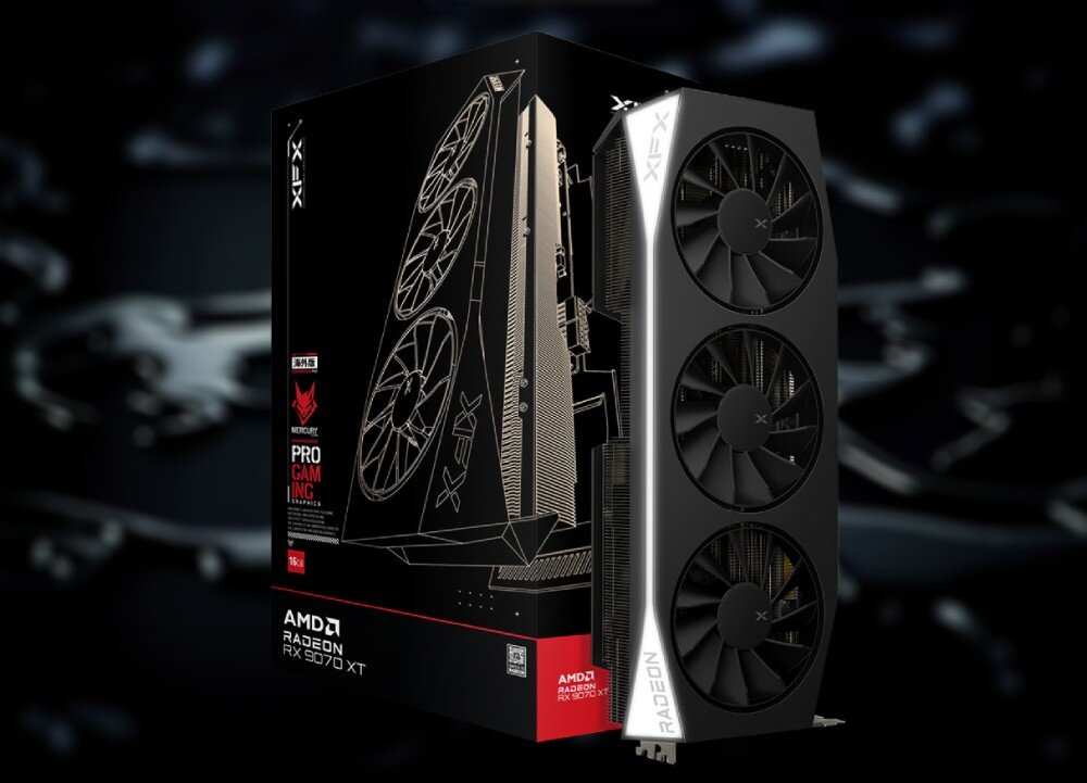 Karta graficzna XFX RX 9070 XT Mercury Gaming Edition 16GB Opakowanie karty graficznej XFX z grafiką przedstawiającą trzy wentylatory oraz sama karta ustawiona pionowo obok pudełka, opis