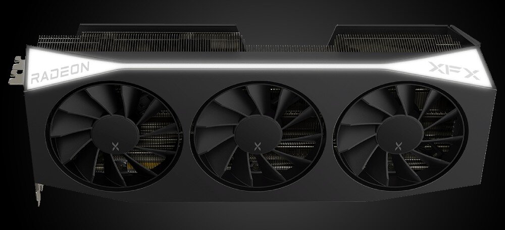 Karta graficzna XFX RX 9070 XT Mercury Gaming Edition 16GB Karta graficzna widziana z góry pod kątem z trzema wentylatorami i podświetlanym pasem LED na górnej krawędzi, wygląd, obudowa, podświetlenie