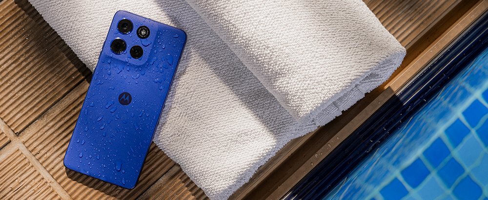 Smartfon MOTOROLA Moto G56 na brzegu basenu Ochrona klasy IP68 i IP69