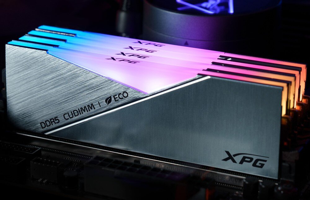 Pamięć RAM ADATA XPG Lancer RGB Cztery moduły pamięci RAM zamontowane na płycie głównej z włączonym wielokolorowym podświetleniem RGB na górnej krawędzi