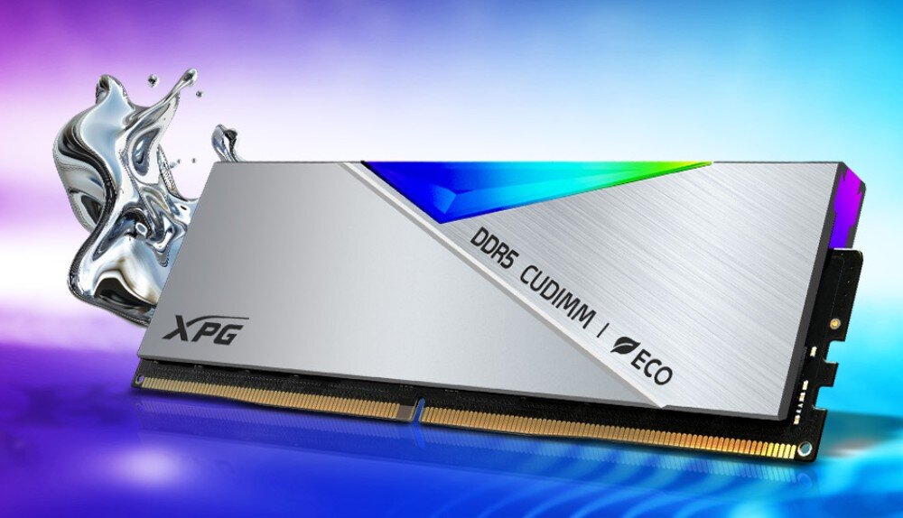 Pamięć RAM ADATA XPG Lancer RGB Moduł pamięci z srebrnym radiatorem zaprezentowany na tle abstrakcyjnej formy z płynnego metalu