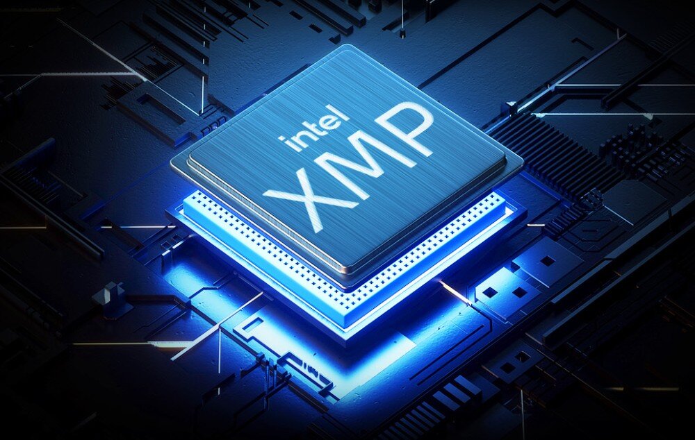 Pamięć RAM ADATA XPG Lancer RGB Niebieski kwadratowy układ scalony z białym napisem 'intel XMP' umieszczony na ciemnej płytce drukowanej z niebieską poświatą