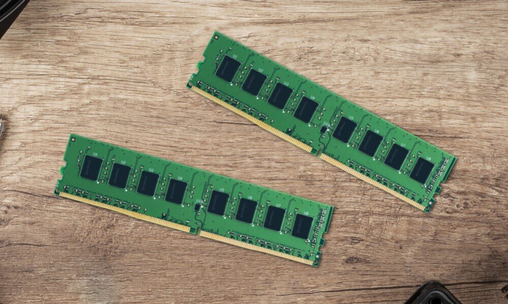 Komputer XQUANTUM XQI5R16S1TB-XI21WP Dwie kości pamięci RAM DDR4 ułożone równolegle na drewnianym blacie, pamięć RAM, pojemność, taktowanie, opóźnienia