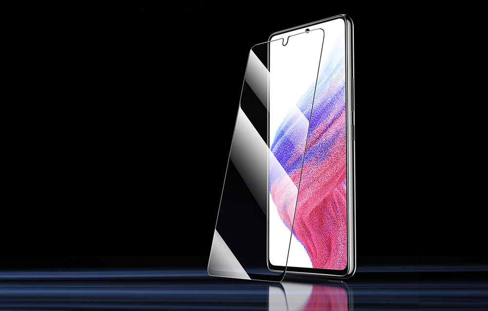 Obraz przedstawia smartfon z nałożonym szkłem hartowanym, które jest lekko uniesione, ukazując ekran urządzenia. Tło jest czarne, a na ekranie widoczny jest kolorowy wzór.