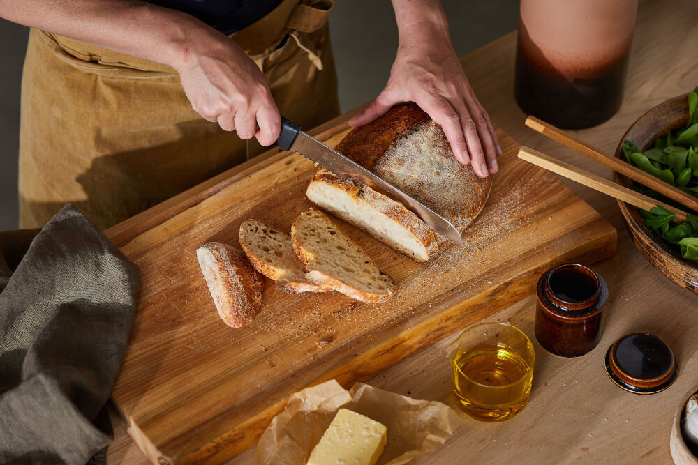 Nóż FISKARS Hard Edge 1054945 osoba kroi pieczywo na desce nożem z czarną rączką Ostrze o długości 21,8 cm całkowitej długości 35,1 cm krojenie obieranie waży jedynie 118 g