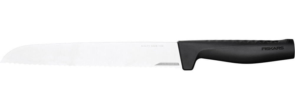 Nóż FISKARS Hard Edge 1054945 białe tło nóż srebrne ostrze czarna rączka LZR-EDGE nanoszenie metalowo-karbamidowych cząsteczek wyjątkowa ostrość czterokrotnie dłużej w testach CATRA twardość ostrza wynosi 52 HRC optymalna wydajność cięcia FISKARS Roll-Sharp stalowa ostrzałka pod kątem 30° ± 4°