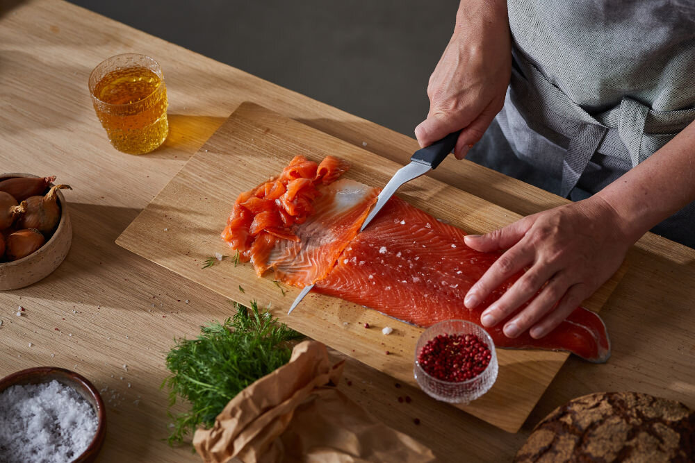 Nóż FISKARS Hard Edge 1054946 osoba filetuje rybę nożem z czarną rączką Ostrze o długości 21,7 cm całkowitej długości 35,1 cm filetowanie porcjowanie waży jedynie 86 g