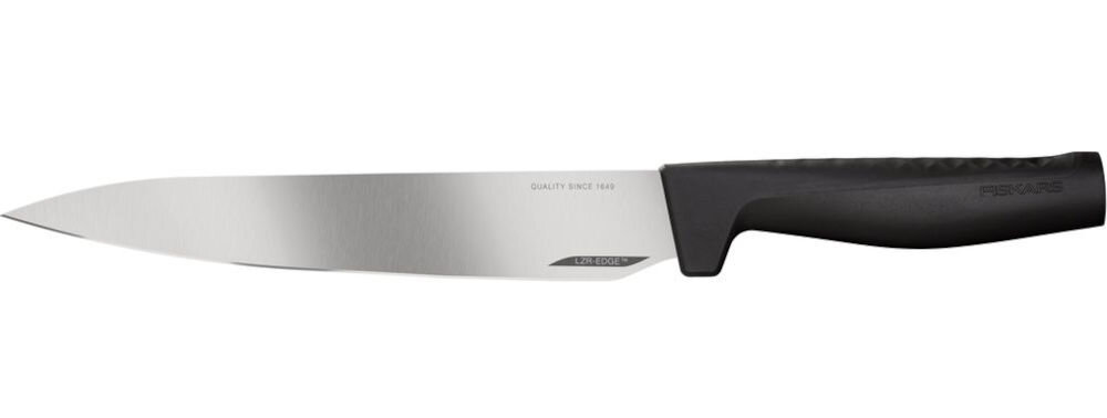 Nóż FISKARS Hard Edge 1051760 białe tło nóż srebrne ostrze czarna rączka LZR-EDGE nanoszenie metalowo-karbamidowych cząsteczek wyjątkowa ostrość czterokrotnie dłużej w testach CATRA twardość ostrza wynosi 52 HRC optymalna wydajność cięcia FISKARS Roll-Sharp stalowa ostrzałka pod kątem 30° ± 4°