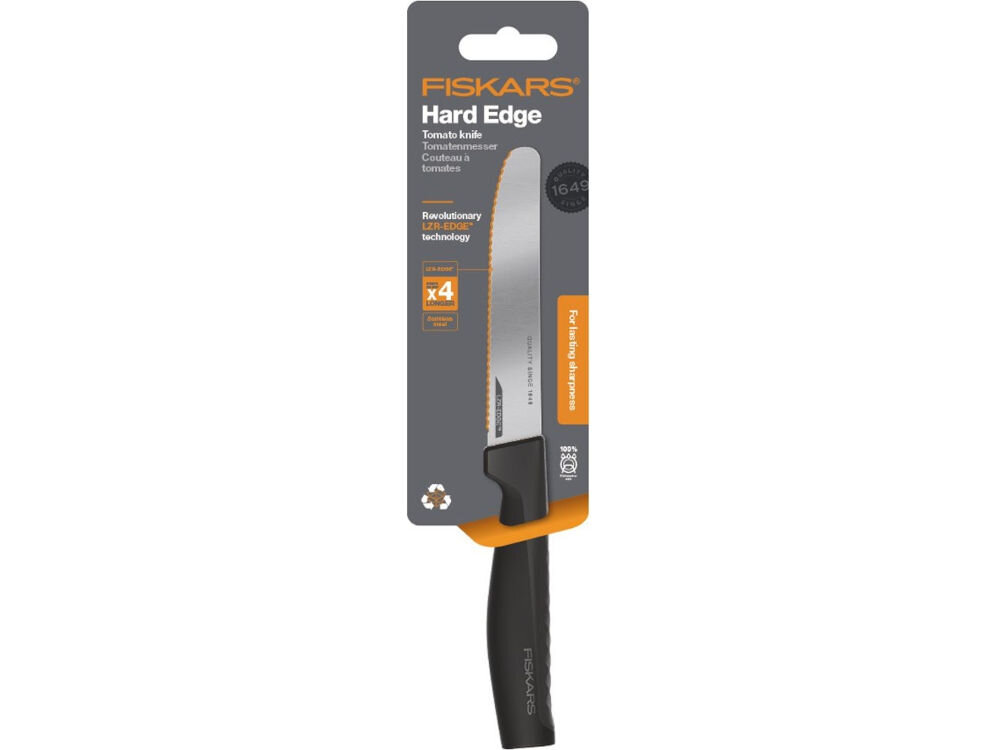 Nóż FISKARS Hard Edge 1054947 białe tło nóż z czarną rączką zapakowany kartonik Ostrze z wysokiej jakości japońskiej stali nierdzewnej precyzja efektywność trwałość dynamiczne cięcie z dużą siłą subtelna precyzja w codziennym gotowaniu przy wymagających technikach kulinarnych