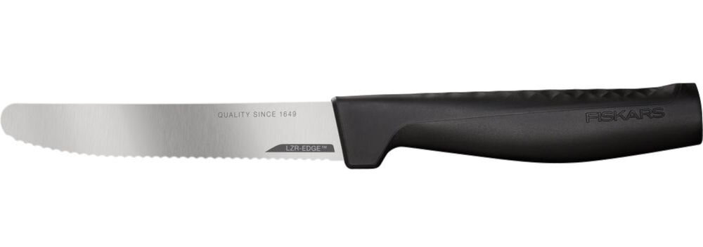 Nóż FISKARS Hard Edge 1054947 białe tło nóż srebrne ostrze czarna rączka LZR-EDGE nanoszenie metalowo-karbamidowych cząsteczek wyjątkowa ostrość czterokrotnie dłużej w testach CATRA twardość ostrza wynosi 52 HRC optymalna wydajność cięcia FISKARS Roll-Sharp stalowa ostrzałka pod kątem 30° ± 4°