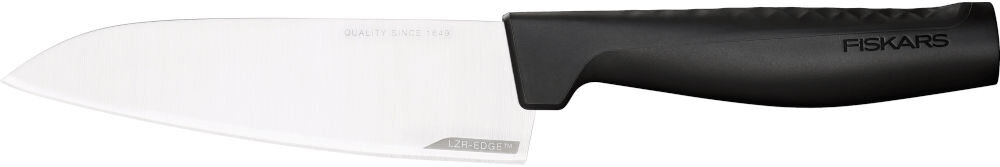 Nóż FISKARS Hard Edge 1051749 białe tło nóż srebrne ostrze czarna rączka LZR-EDGE nanoszenie metalowo-karbamidowych cząsteczek wyjątkowa ostrość czterokrotnie dłużej w testach CATRA twardość ostrza wynosi 52 HRC optymalna wydajność cięcia FISKARS Roll-Sharp stalowa ostrzałka pod kątem 30° ± 4°