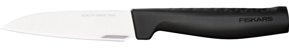 Nóż FISKARS Hard Edge 1051762 białe tło nóż srebrne ostrze czarna rączka LZR-EDGE nanoszenie metalowo-karbamidowych cząsteczek wyjątkowa ostrość czterokrotnie dłużej w testach CATRA twardość ostrza wynosi 52 HRC optymalna wydajność cięcia FISKARS Roll-Sharp stalowa ostrzałka pod kątem 30° ± 4°