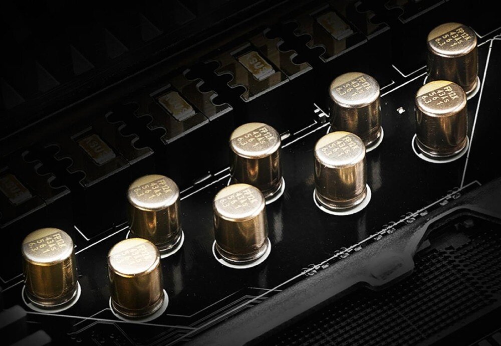 Komputer ASUS ExpertCenter D501MER-514500152X Zbliżenie na rząd złotych kondensatorów osadzonych na czarnej płytce drukowanej, kondensatory, wytrzymałość