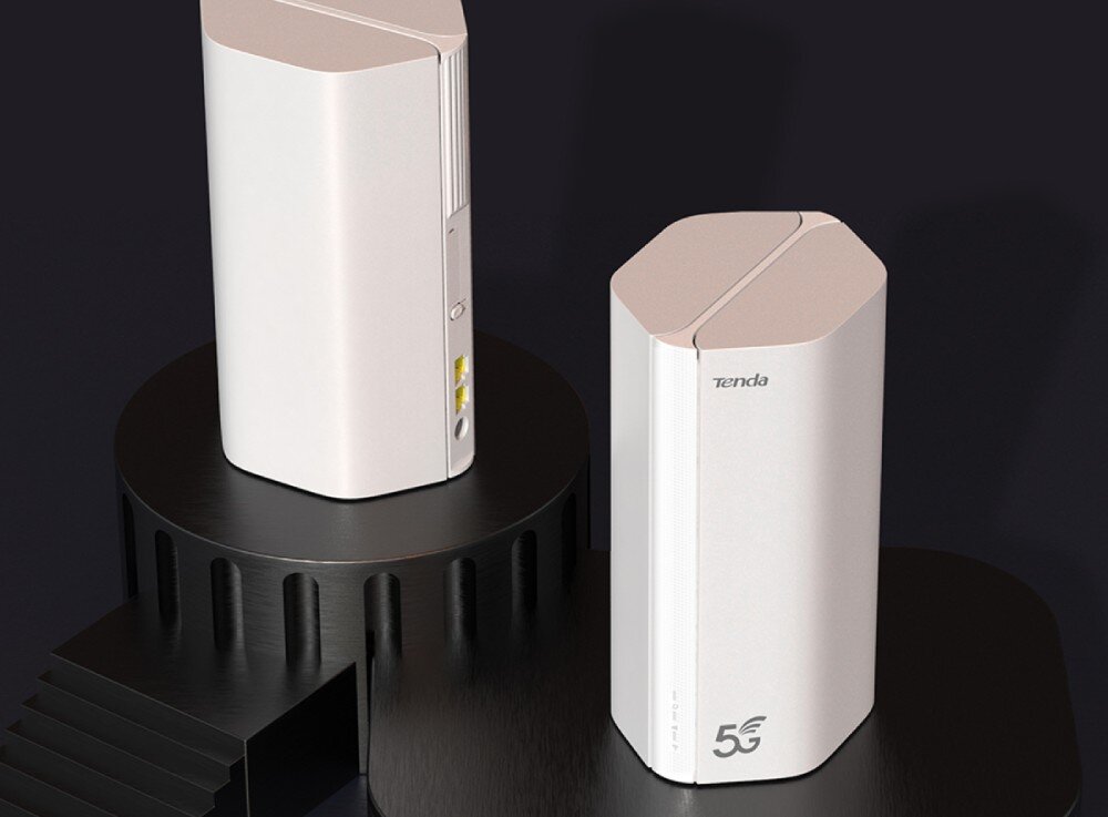 Router TENDA 5G01 Dwa białe urządzenia sieciowe ustawione na czarnych podestach. Jedno widoczne od przodu z logiem '5G', drugie od tyłu z portami sieciowymi i wentylacją, wygląd, obudowa, wykończenie