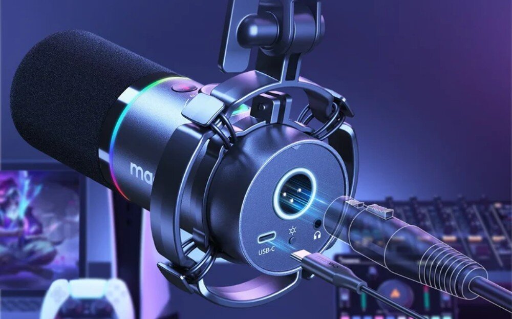 Mikrofon MAONO PD200XS Widok spodu mikrofonu z gniazdami XLR, USB-C oraz wejściem słuchawkowym w momencie podłączania przewodów