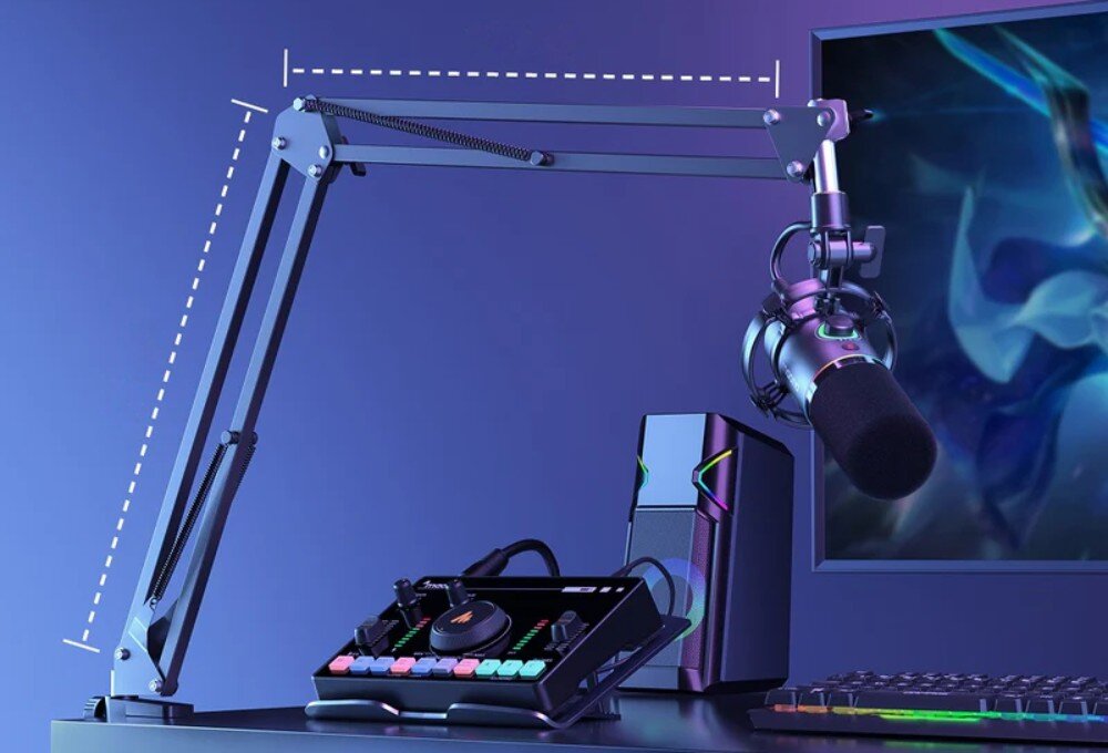 Mikrofon MAONO PD200XS Mikrofon w czarnym kolorze zainstalowany na ruchomym ramieniu biurkowym rozłożonym nad stanowiskiem z klawiaturą i monitorem