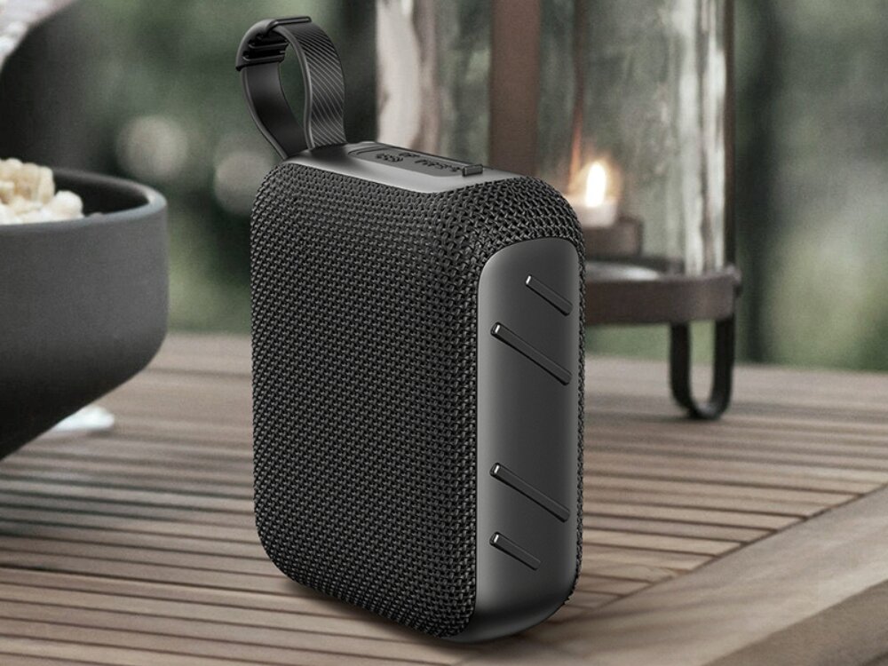 Głośnik mobilny USAMS US-YX015, obudowa pokryta tkaniną,  głośnik mobilny na stoliku obudowa pokryta tkaniną w terenie zmienne warunku plaża grill