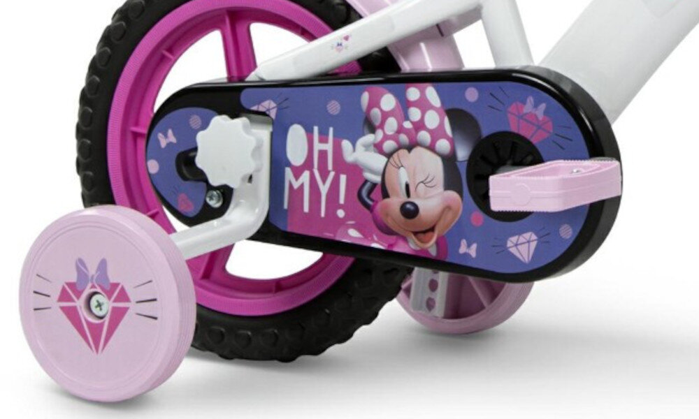 Rower dziecięcy HUFFY Disney Myszka Minnie 12 cali Różowy Wzrost: 85-100 cm Wiek: 3-5 lat zbliżenie na kółka boczne i osłonę łańcucha zdjęcie na białym tle boczne kółka asekurują dziecko w początkowej fazie nauki boczne kółka można łatwo usunąć osłona łańcucha kolorowa grafika zabezpiecza łańcuch przed brudem