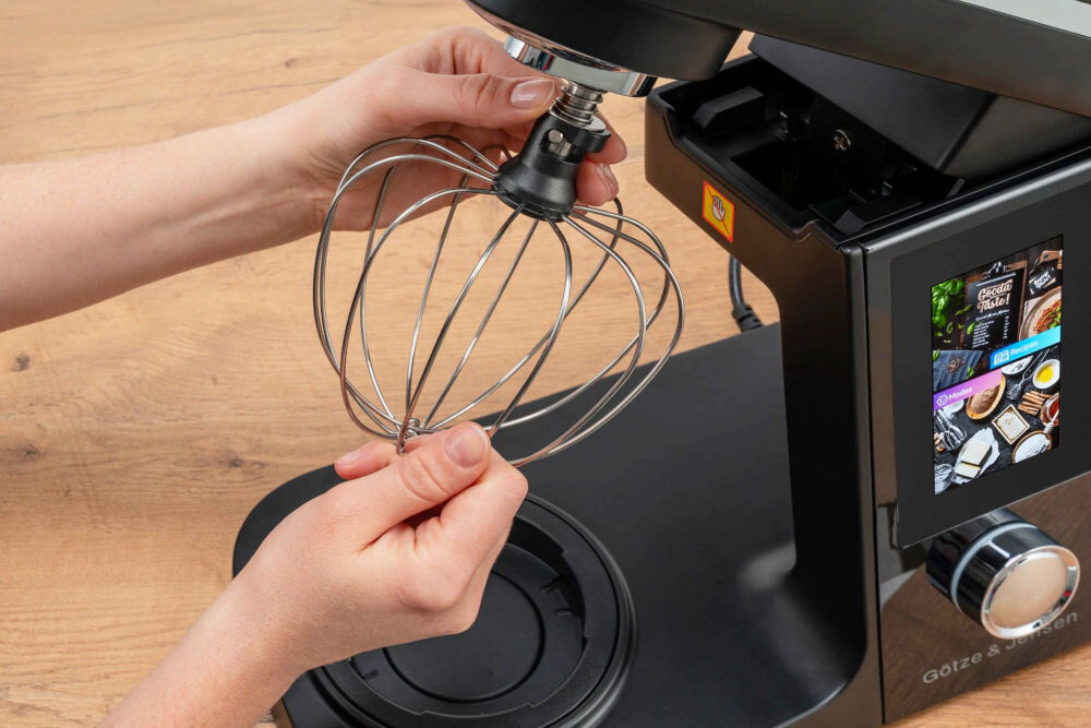 Robot kuchenny planetarny GÖTZE & JENSEN SB900K 1600W Montaż stalowej rózgi do ubijania piany w robocie planetarnym Götze & Jensen Kitchen Expert.