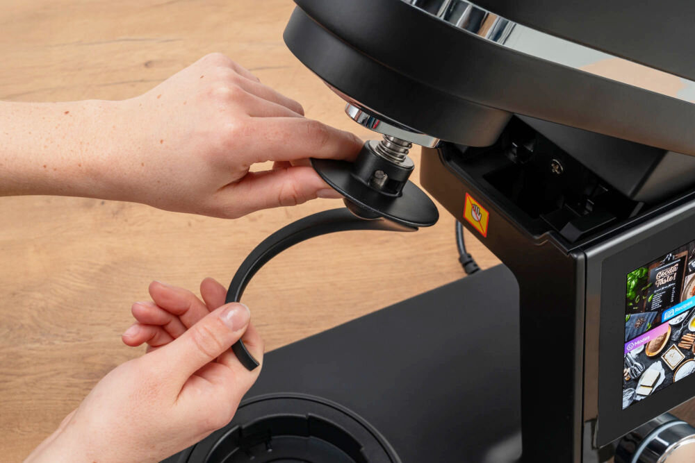 Robot kuchenny planetarny GÖTZE & JENSEN SB900K 1600W Montaż haka do zagniatania ciasta w robocie kuchennym Götze & Jensen – mechanizm blokujący.