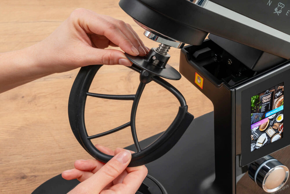 Robot kuchenny planetarny GÖTZE & JENSEN SB900K 1600W Zakładanie elastycznego mieszadła do robota planetarnego Götze & Jensen – zbliżenie na końcówkę.