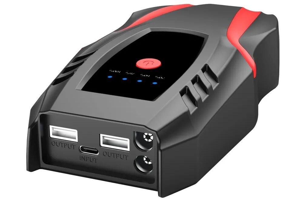 Na obrazie widoczne jest urządzenie o nowoczesnym designie z czarną obudową i czerwonymi akcentami. Posiada dwa porty USB oznaczone jako \'OUTPUT\', jeden port USB-C oznaczony jako \'INPUT\' oraz dwa okrągłe gniazda.