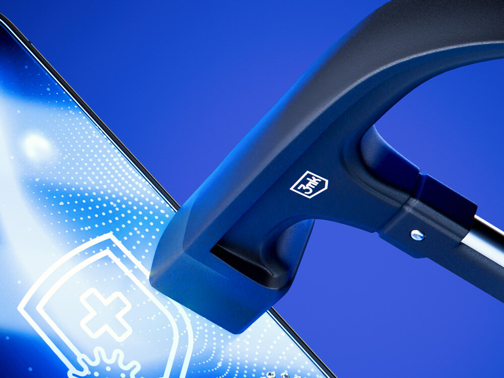 3MK SilverProtection+ antymikrobową powłoką nanocząsteczkach srebra Technologia antymikrobowa 99% znanych wirusów, bakterii, grzybów i pleśni - młotek nad ekranem telefonu z folią