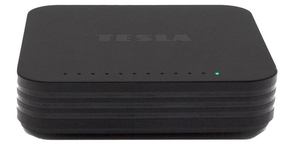 Odtwarzacz multimedialny 4K TESLA MediaBox XG500 pilot głosowy Asystent Google sterowanie, odtwarzacz od frontu na białym tle