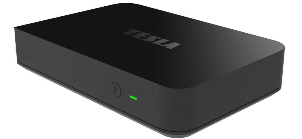 Odtwarzacz multimedialny 4K TESLA MediaBox XT850 z telewizją naziemną i funkcjami smart, urządzenie po skosie na białym tle