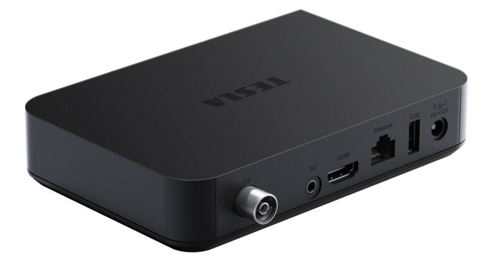 Odtwarzacz multimedialny 4K TESLA MediaBox XT850 z rozdzielczością 4K HDR do dużych ekranów, urządzenie po skosie od tyłu na białym tle