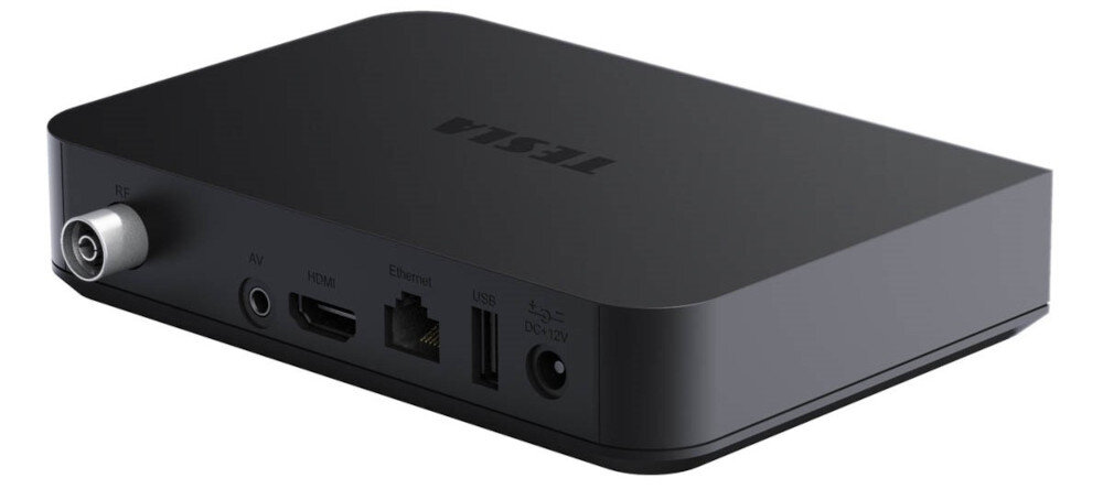 Odtwarzacz multimedialny 4K TESLA MediaBox XT850 z funkcją Chromecast do przesyłania z telefonu, urządzenie po skosie od tyłu na białym tle